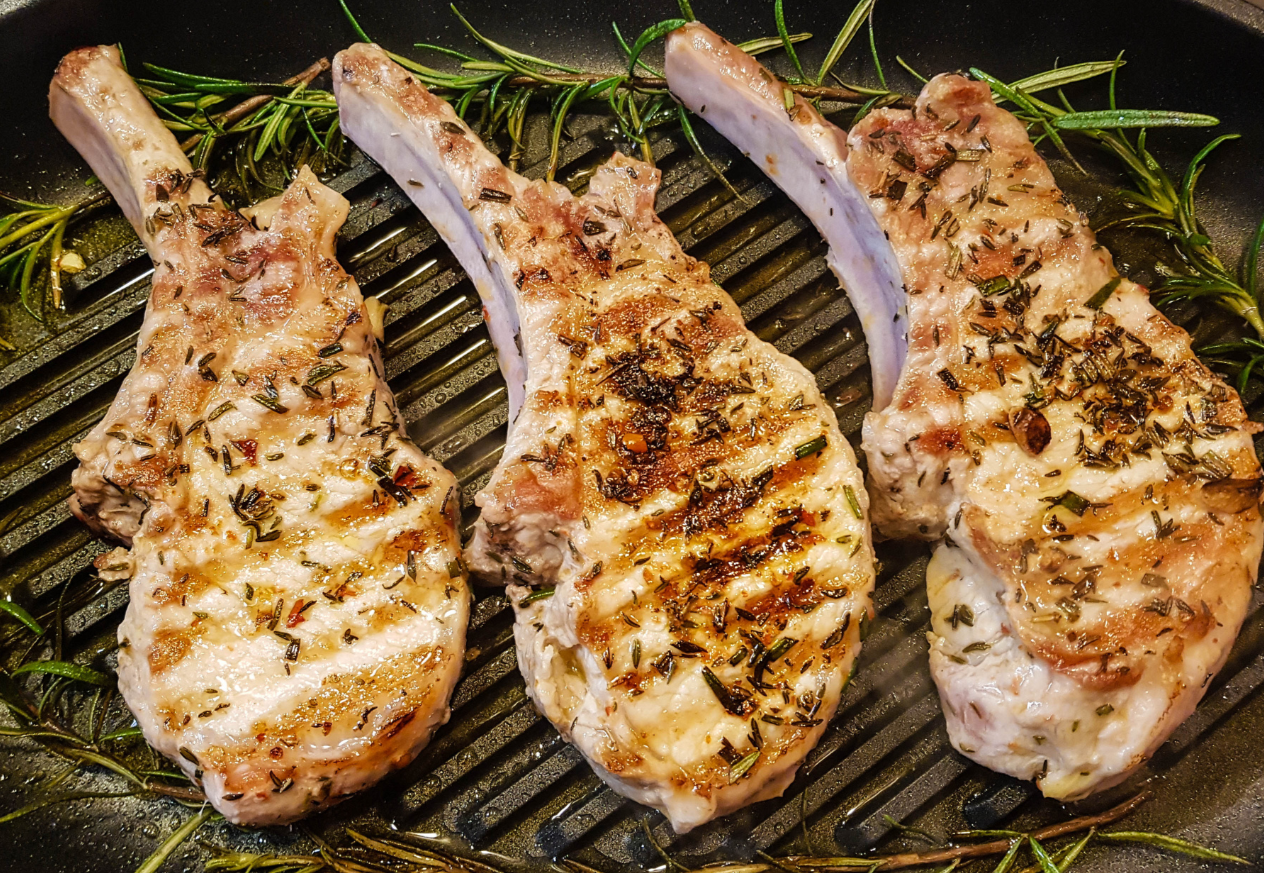 French Rack vom Ibérico Schwein, tiefgekühlt | 1 Rack (5-6 Rippen) vakuumiert | Ibérico Westfalia vom Hof Vincke | Deutschland | 1,5kg-2,5kg | nur 40,99€/kg